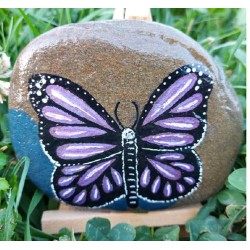 Galet papillon violet réaliste